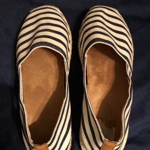 Vionic Woman Sz 9 casual canvas navy striped shoe